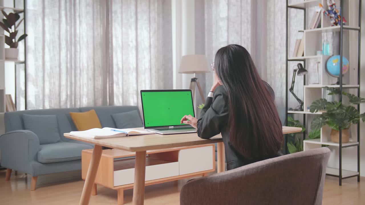 집에서 일하는 여자, 피곤하고 졸고