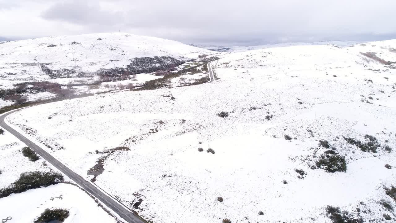 겨울 눈 산의 공중 전망