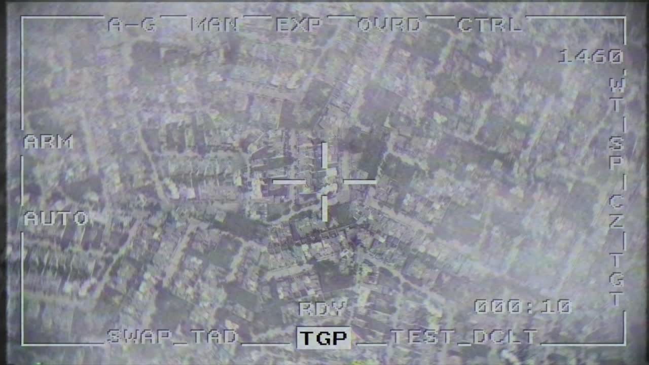 스마트 폭탄 미사일 던지기 군사 드론 스파이 전쟁 pov 공중 총격 떨어지는 4k