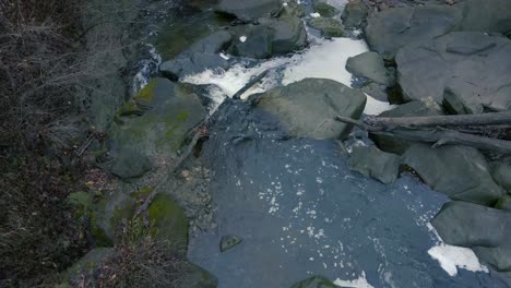 Cámara-Siguiendo-El-Camino-Del-Agua-A-La-Cascada