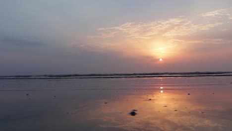 Reflejo-Cristalino-Del-Cielo-De-La-Puesta-De-Sol-Sobre-Arena-Mojada-En-La-Playa-En-4k,-Hermosa-Puesta-De-Sol-En-La-Orilla-Del-Mar,-Horizonte-Increíble,-Playa-India,-Naturaleza