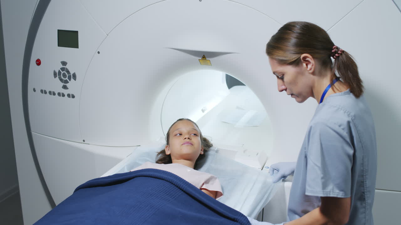 Ragazza sottoposta a risonanza magnetica