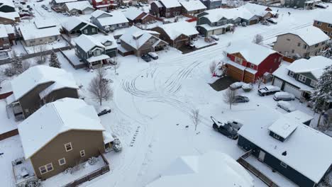 Umlaufende-Luftaufnahme-Einer-Amerikanischen-Sackgasse,-Die-Mit-Schnee-Bedeckt-Ist