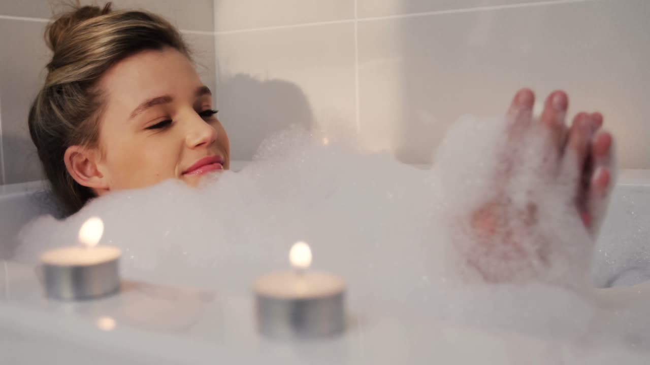 욕조 에서 목욕 하는 여자