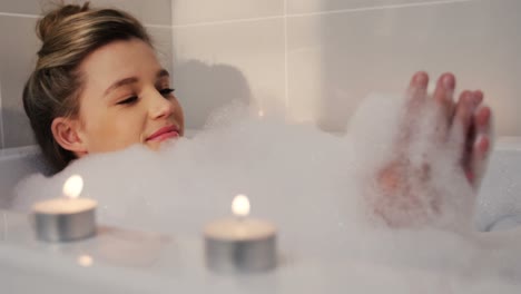 mujer bañándose en la bañera