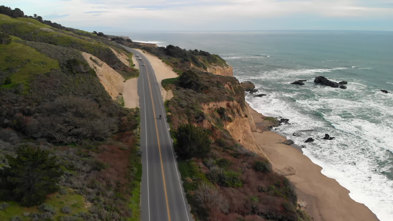 캘리포니아 해안 고속도로 1을 타고 오토바이의 공중