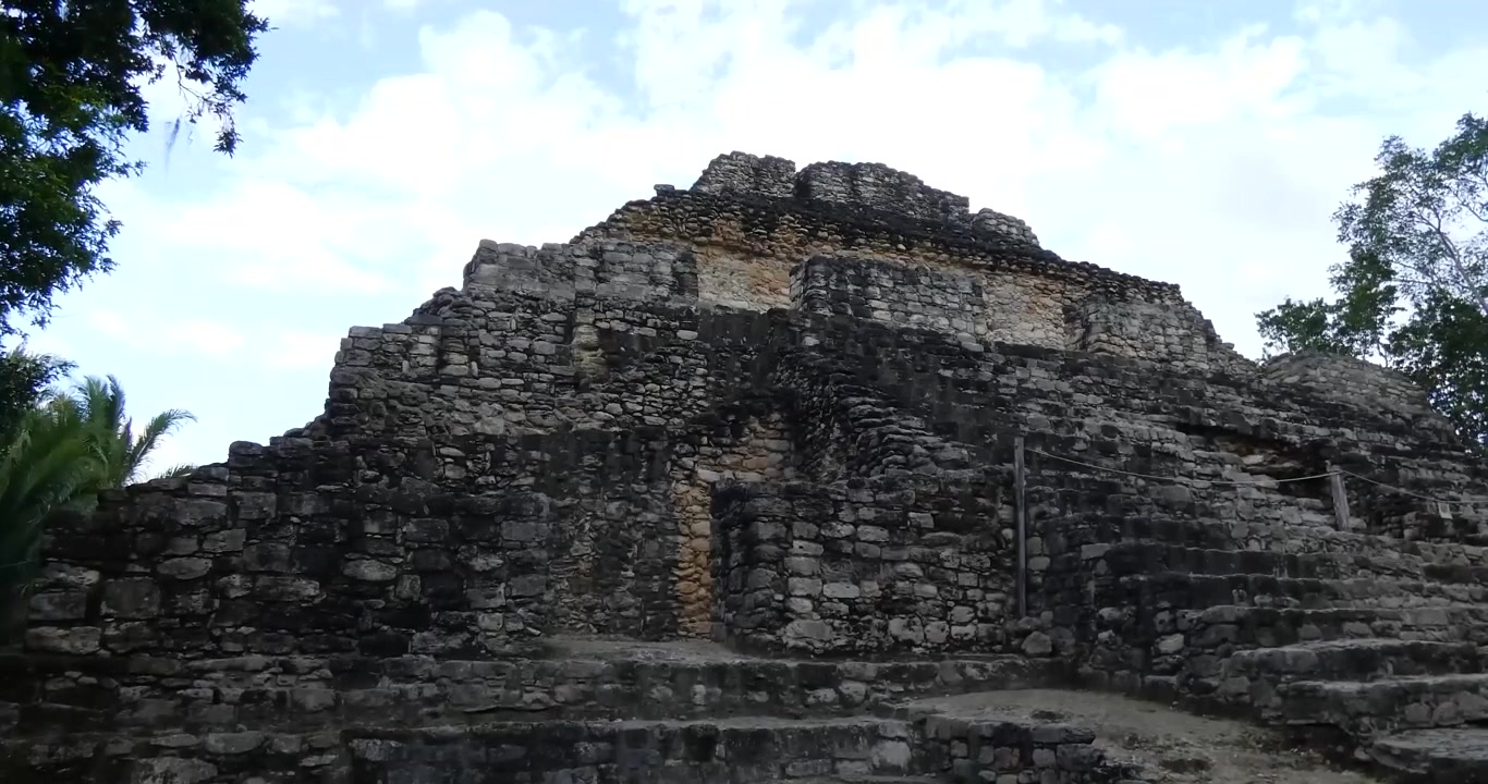 Tempio 24 a Chacchoben, sito archeologico Maya, Quintana Roo, Messico