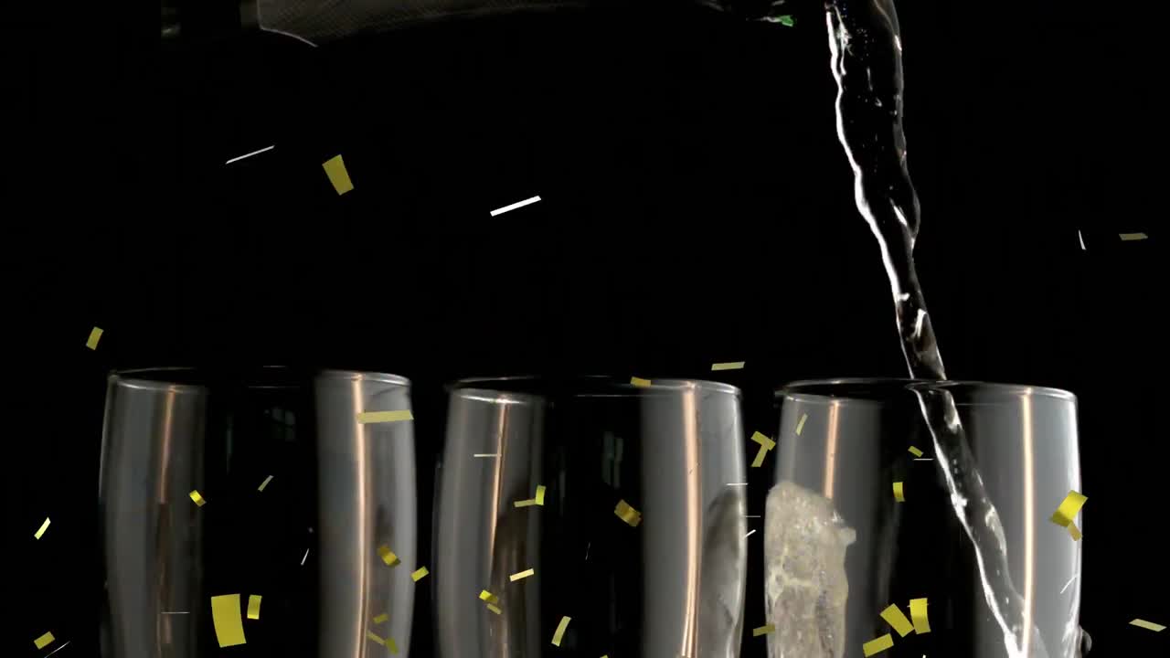 confeti cayendo sobre el champán que se vierte en vasos contra el espacio de copia en fondo negro