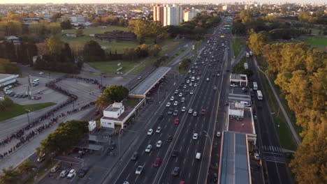 sobrevuelo aéreo autopista muy frecuentada con horizonte de buenos aires ibn fondo durante la puesta de sol