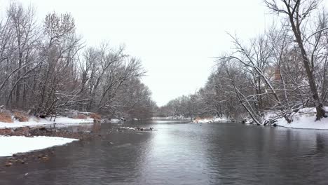 tiro bajo del río boise en un frío día de invierno