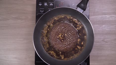 lapso de tiempo preparando salsa casera en sartén, agregando ingredientes