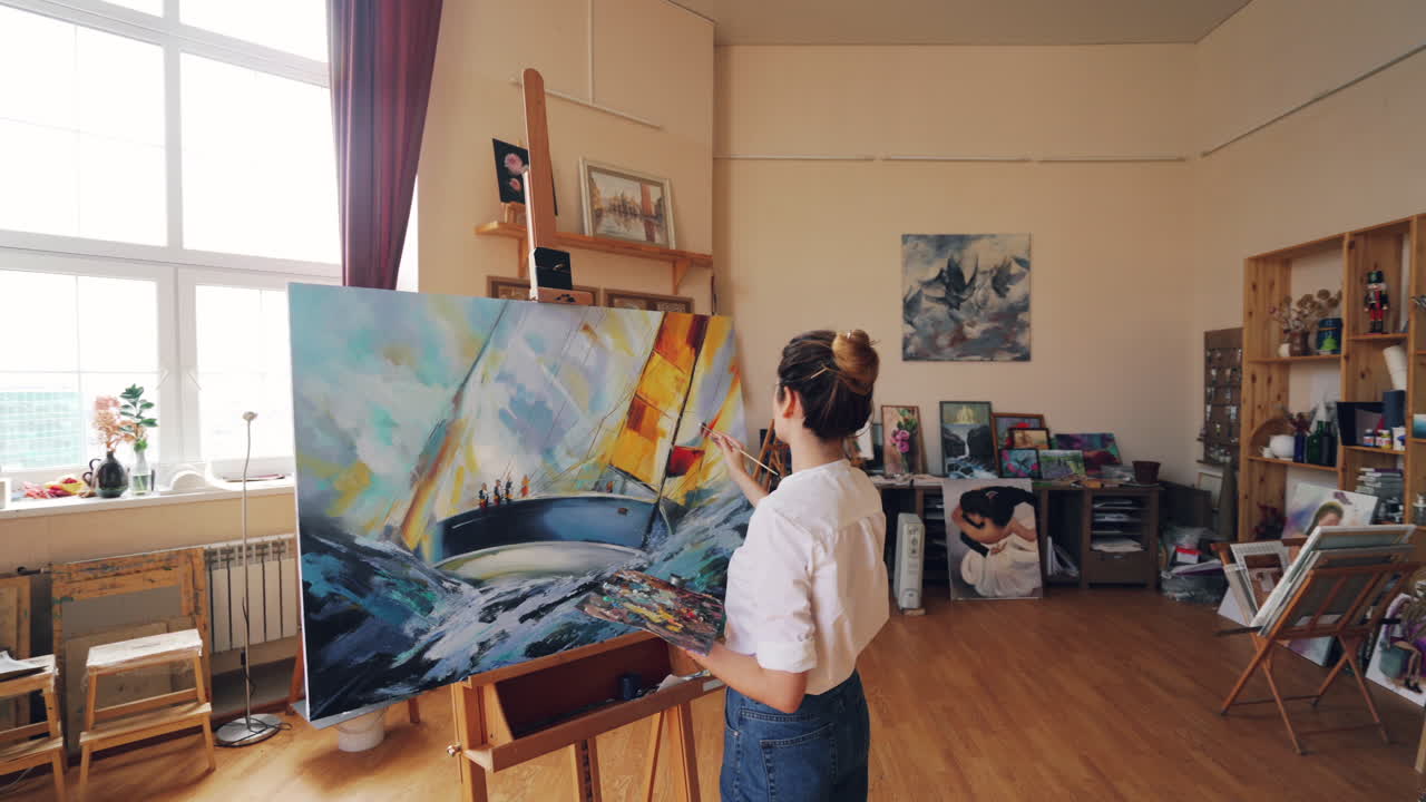 Kvinde, der maler i et kunststudie