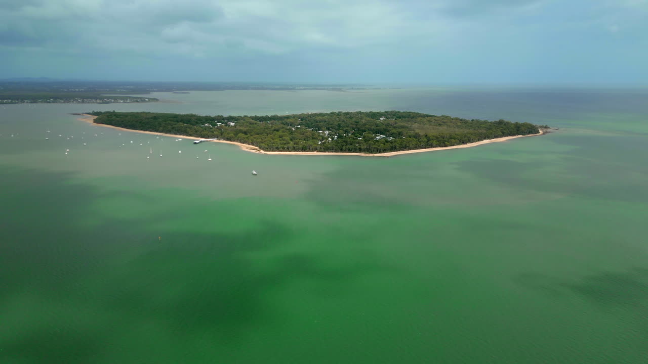 Isla Coochiemudlo en el océano Brisbane Australia Drone Rise Track en 4K 60FPS