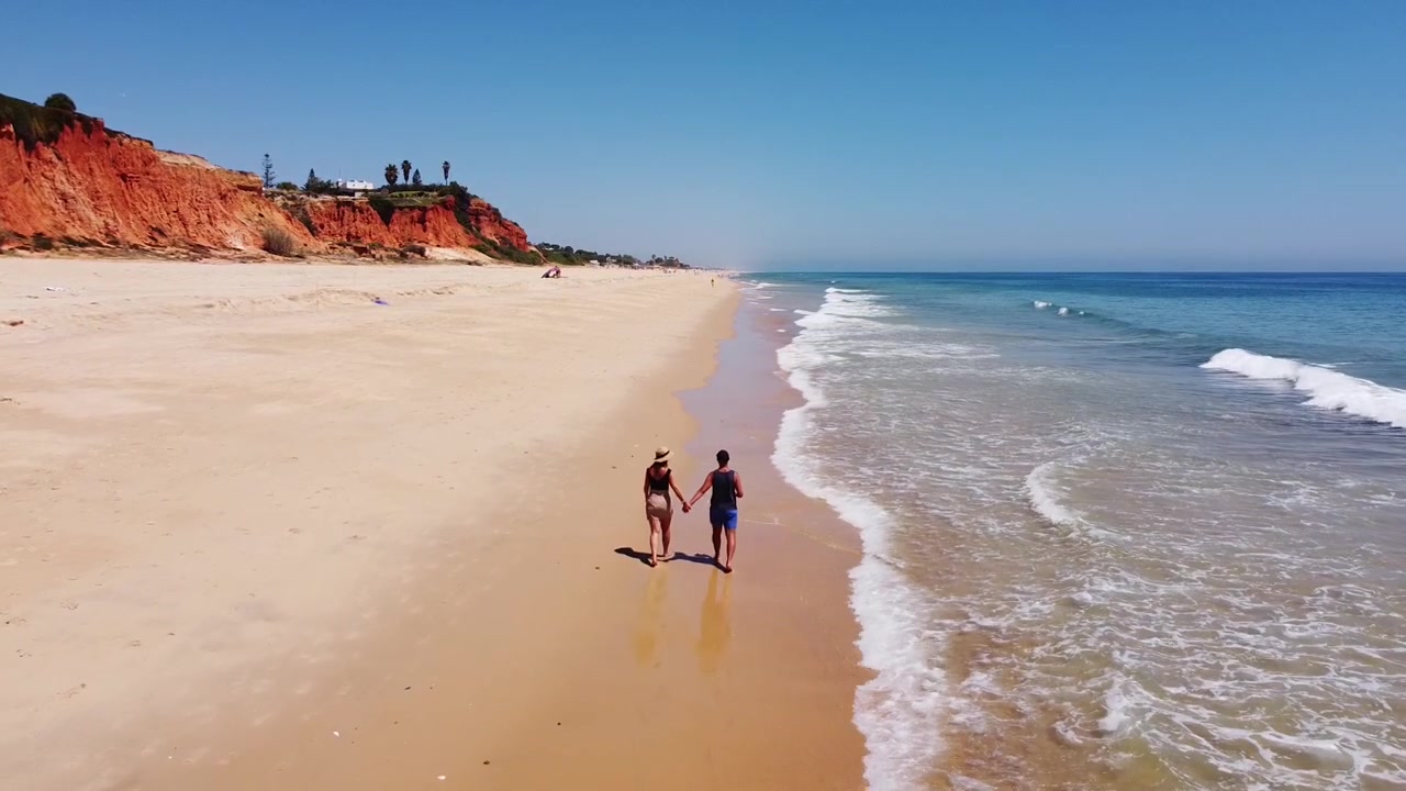 Casal Romântico Caminhando na Praia de Vale do Lobo, Algarve, Sul de Portugal - Vista Aérea de Drone.
