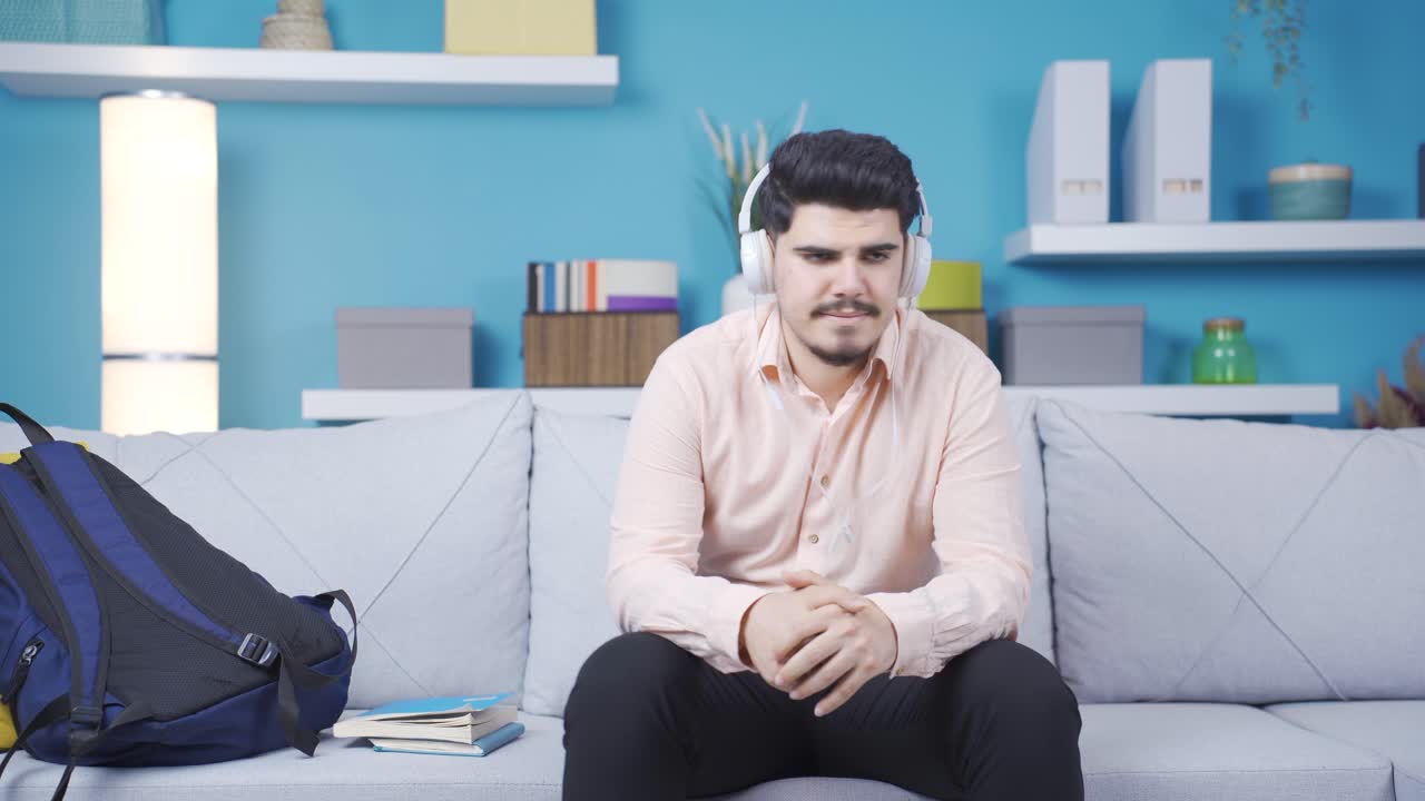 un joven aburrido vuelve a casa de la escuela infeliz.