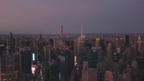 Antena:-Vuelo-De-Drones-De-Manhattan-Por-La-Noche-Con-Luz-De-Ciudad-Brillante-En-La-Ciudad-De-Nueva-York