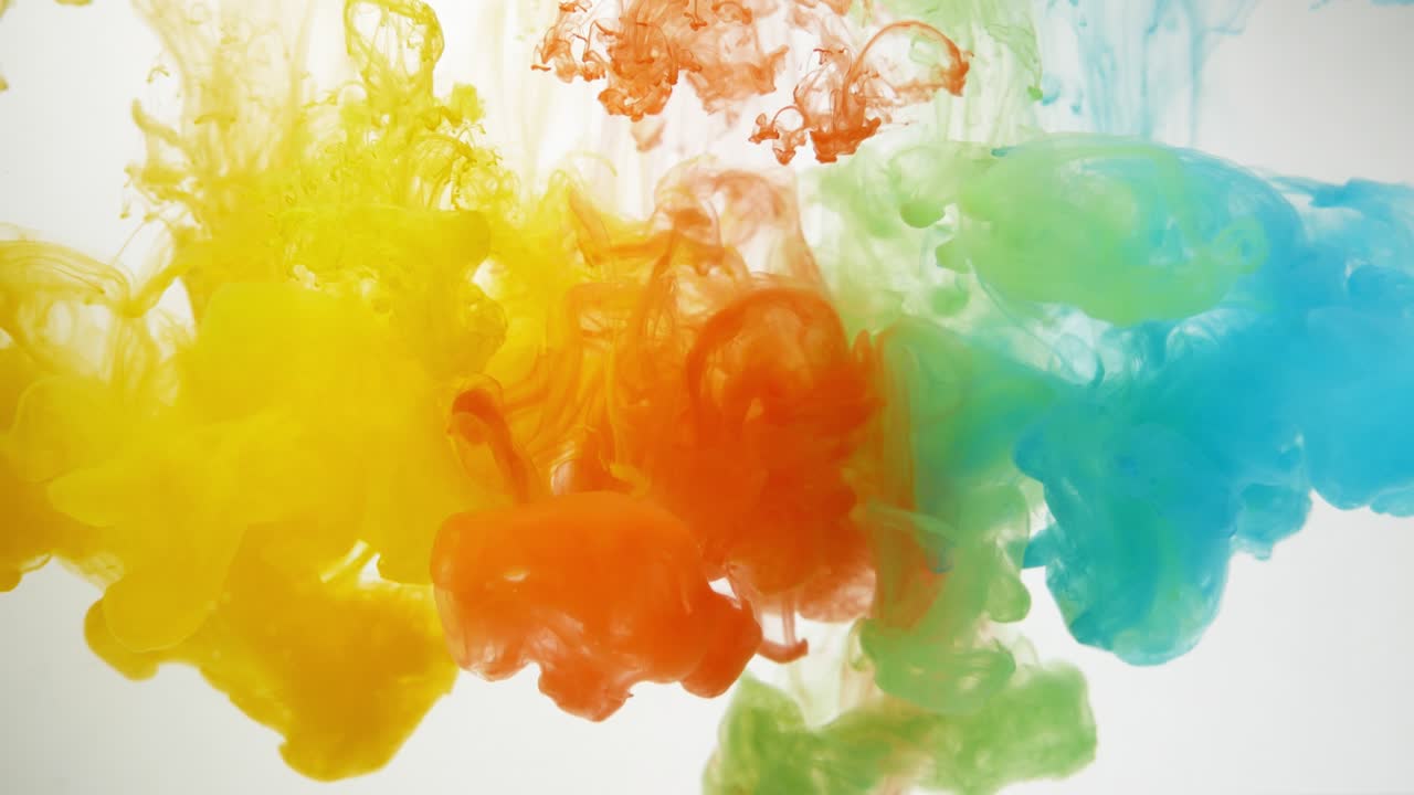 rgb 액체 잉크 물에 스플래시: 다채로운 추상적인 배경 가까이. 색 배경: 빨간색, 초록색 및 파란색의 놀라운 파동 패턴