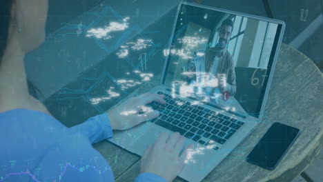 animación de procesamiento de datos y candado de seguridad sobre mujer usando computadora portátil
