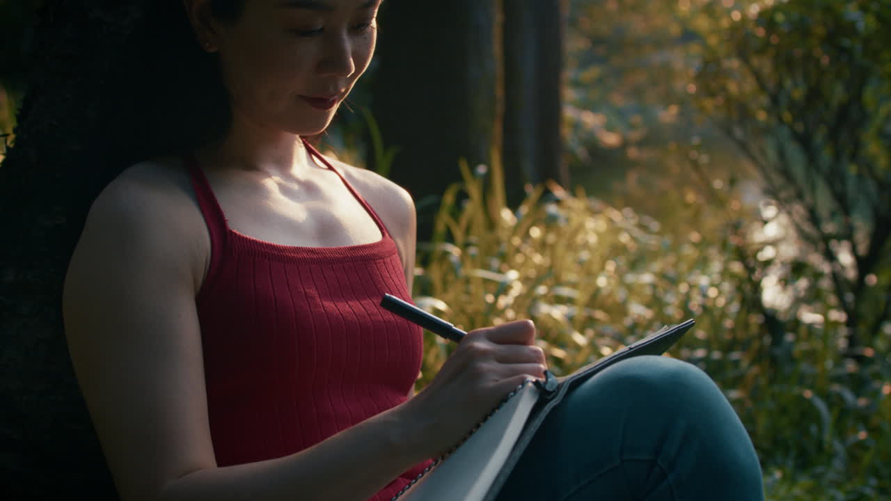 공원에서 글을 쓰는 여자