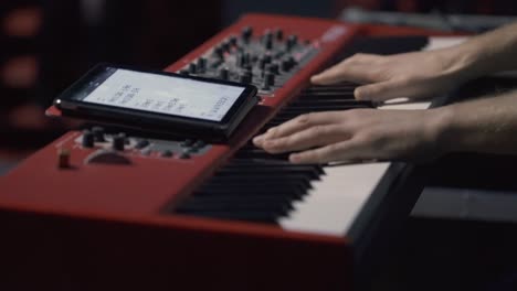 hands playing piano