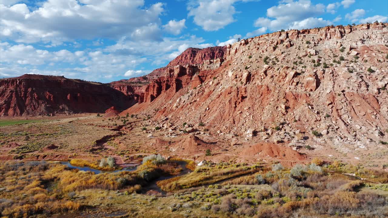 formaciones rocosas rojas y río en el parque nacional capitol reef, utah en estados unidos