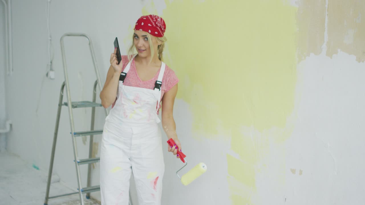 pintura pared mujer hablando por teléfono inteligente