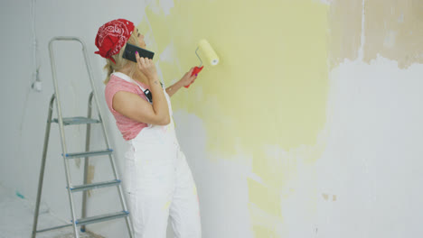 Malerei-Wand-Frau-Spricht-Auf-Smartphone