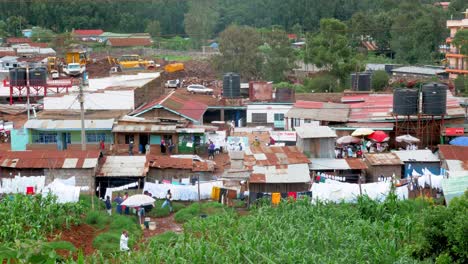 Geschäftiges-Afrika-Dorf-Weite-Ansicht