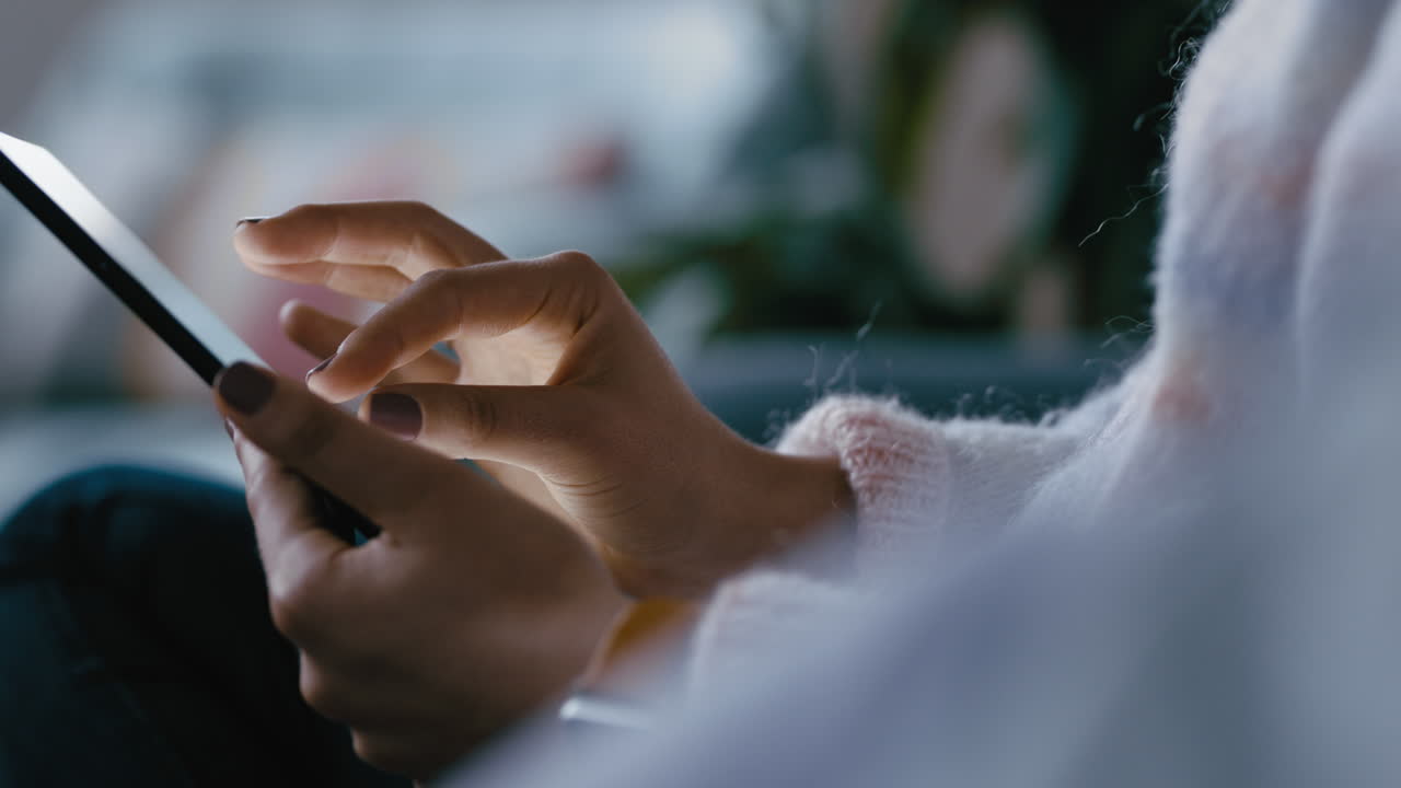 cerca de las manos de la mujer usando una tableta navegando por las redes sociales revisando correos electrónicos en un dispositivo móvil con pantalla táctil relajándose en casa