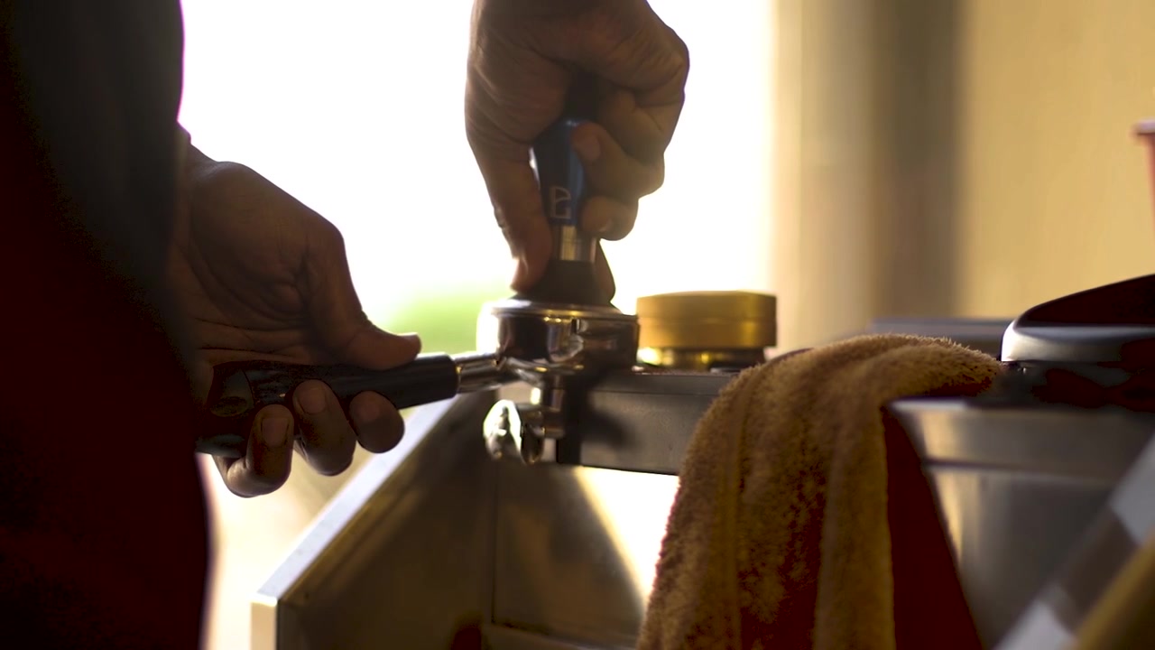 Barista che prepara un caffè