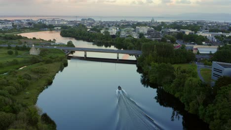 Boot-Nähert-Sich-Der-Quincentennial-Bridge-Auf-Dem-Fluss-Corrib-In-Richtung-Galway-City