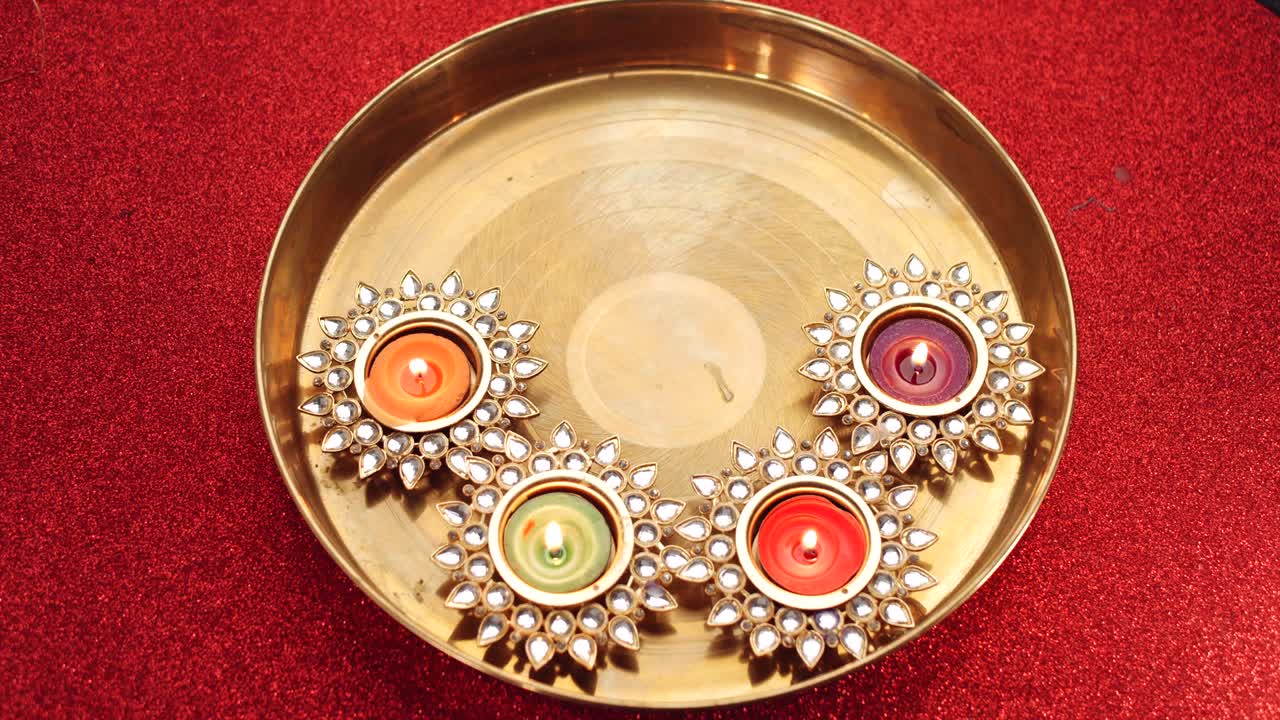 2020-diwali diyasflames van de la mano con las máscaras faciales