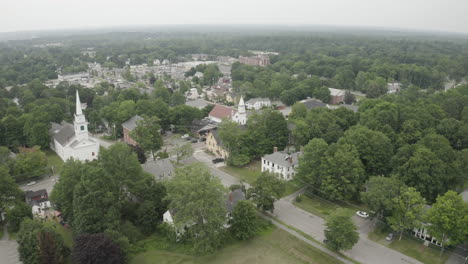 imágenes de vuelo aéreo sobre el centro de gorham, condado de cumberland en maine, ee.uu.