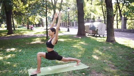 mujer practicando yoga en un parque