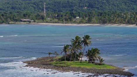 Panorámica-Aérea-Muestra-El-Islote-Desierto-De-El-Cayito-En-El-Caribe-Con-Costa-Rocosa.