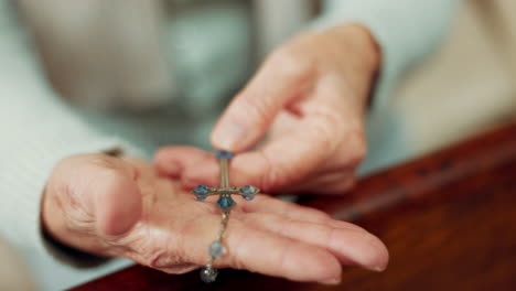 Rosenkranz,-Beten-Oder-Hände-Einer-Frau-In-Der-Kirche