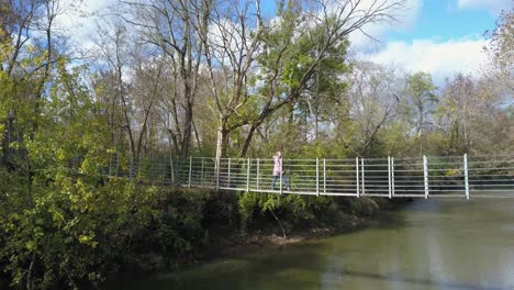 puente colgante sobre el agua del río en el sendero del puente peatonal del parque