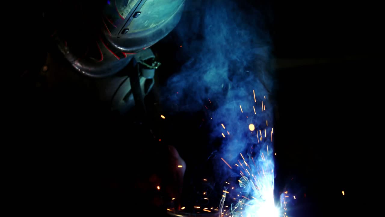 saldatore che lavora su un pezzo di metallo