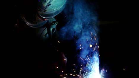 soldador trabajando en una pieza de metal