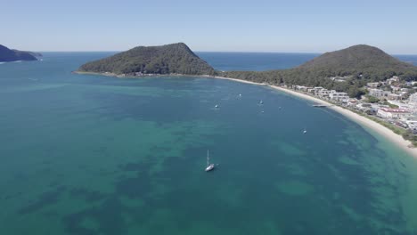 Boats-Sailing-In-Shoal-Bay-With-Panorama-Of-Tomaree-Mountain-And-Stephens-Peak-In-NSW,-Australia