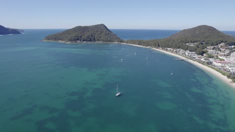 Barcos-Navegando-En-Shoal-Bay-Con-Panorama-De-La-Montaña-Tomaree-Y-El-Pico-Stephens-En-Nsw,-Australia