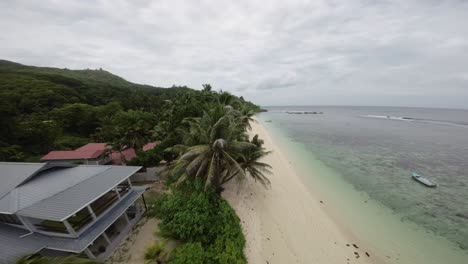 FPV-Aufnahmen-Von-Landschaften-Auf-Den-Seychellen,-Die-Natur,-Berge,-Meer,-Meer-Und-Massive-Granitfelsen-Am-Strand-Zeigen,-Gefilmt-In-4K-Mit-Viel-Bewegung