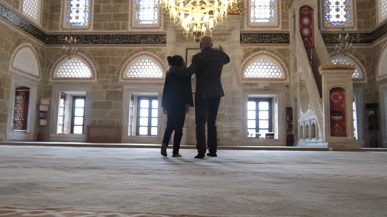 Famiglia in visita in moschea