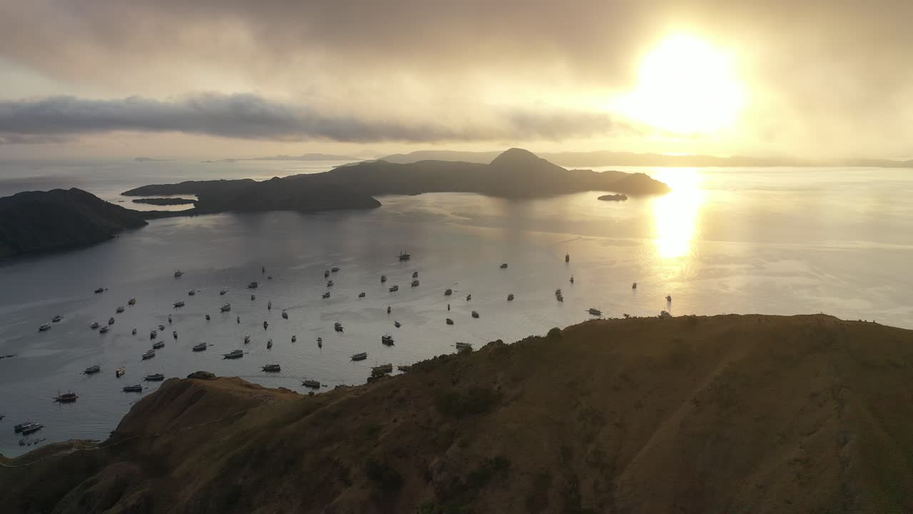 코모도 국립 공원, 인도네시아의 관광 보트와 함께 파드 섬의 공중 사진