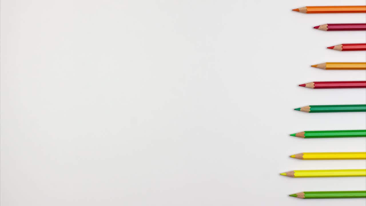 pancarta de lápices de diferentes colores de rojo a verde en el lado derecho plana vista superior en fondo blanco con espacio de copia. animación de movimiento de parada de la educación pancarta de regreso a la escuela concepto de estudio en línea espacio de copia