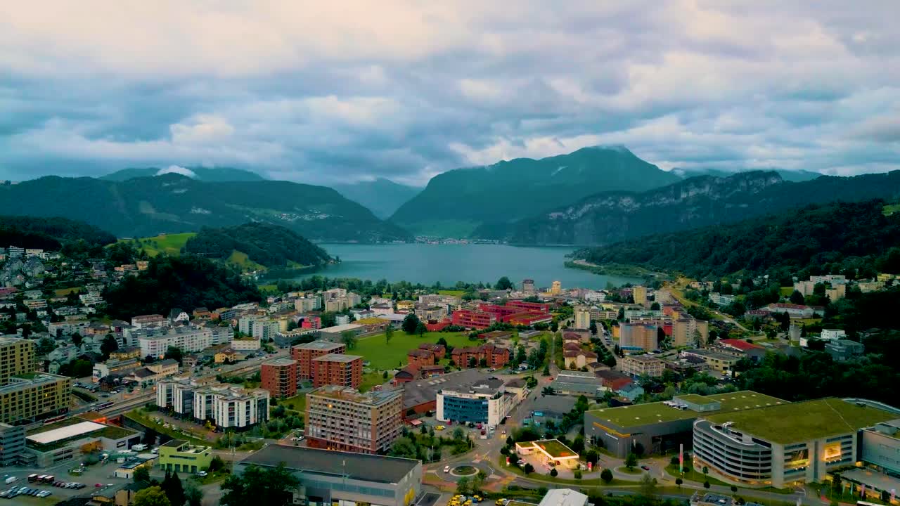 video de drones en 4k de las casas y negocios de howr, suiza, en las orillas del lago lucerna en una noche de verano.