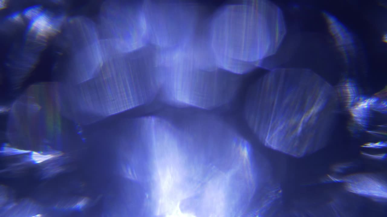 Dynaamiset siniset ja violetit valovuodot bokeh-efektillä