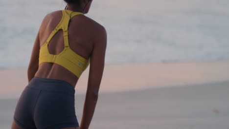 atleta activo, en forma y motivado estirando las piernas
