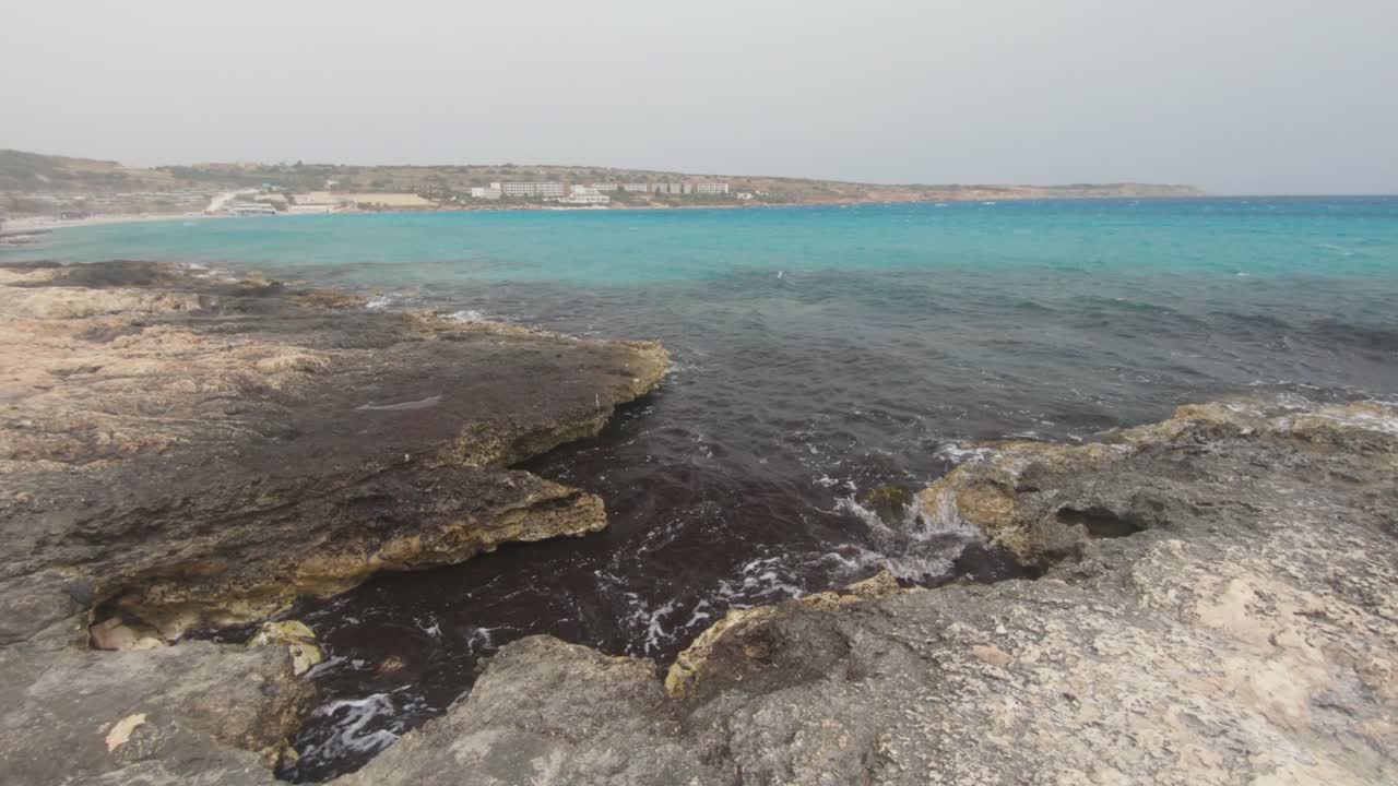 bahía de mellieha en malta en un día ventoso