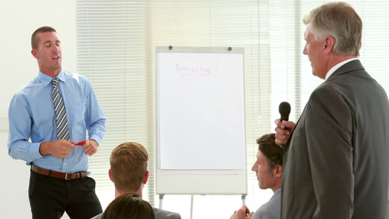 회의 중 질문을 하는 사업가